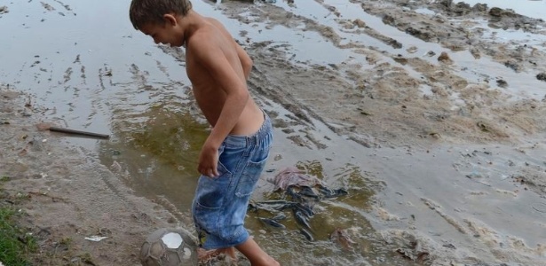 Na periferia da capital cearense, crianças brincam com bola em meio à lama e sujeira - Valter Campanato/Agência Brasil
