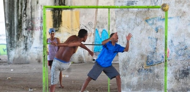 Jovens aproveitam espaço embaixo de pilares de viaduto da capital pernambucana para jogar futebol - Antonio Cruz/Agência Brasil