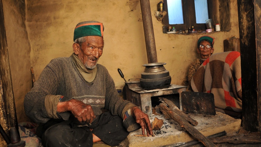 5.mai.2014 - Shyam Saran Negi (à esq.), gesticula enquanto fala em sua casa em Kalpa, no distrito de Kinnaur, no Estado indiano de Himachal Pradresh - AFP
