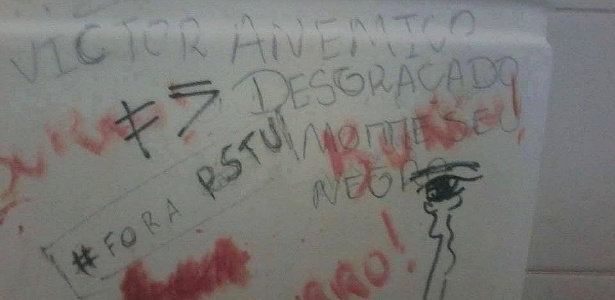 Ameaças a universitário foram escritas na porta do banheiro da Universidade Regional do Cariri - Reprodução/Pretas Simoa