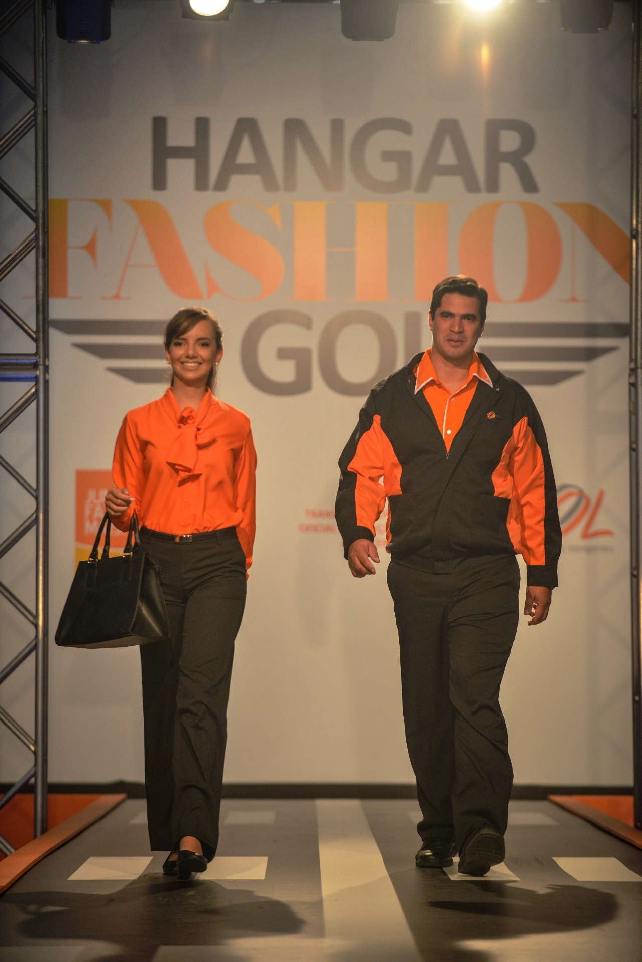 Na nova coleção de uniformes da Gol Linhas Aéreas, os funcionários que trabalham nos aeroportos ganharam combinações de camisa e calça nas cores de laranja e preta, além de jaqueta esportiva - Divulgação