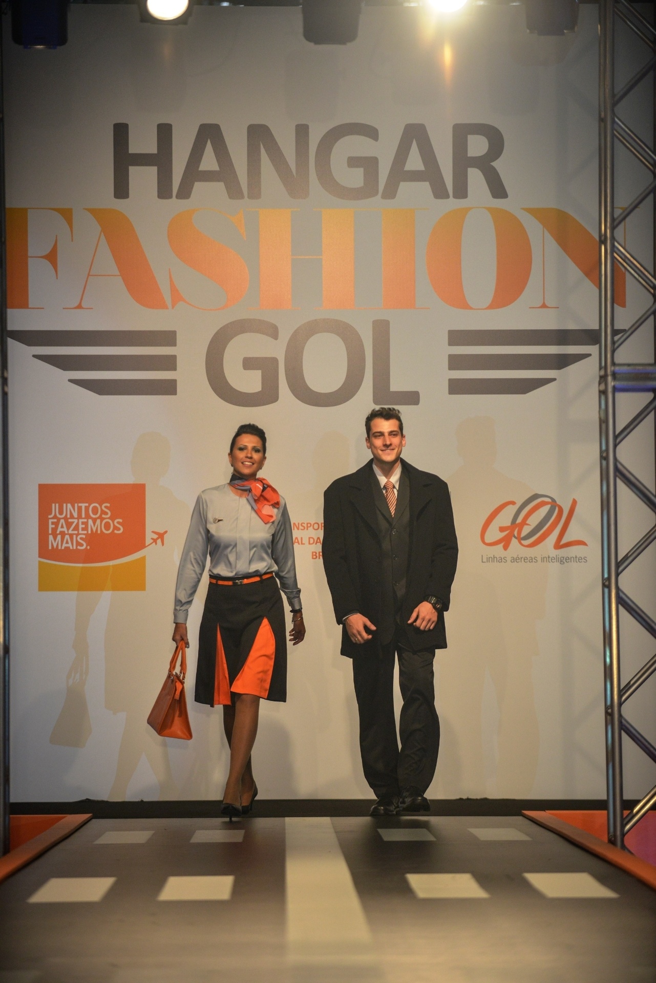 Outros modelos de uniforme para comissários da Gol Linhas Aéreas dão destaque às cores cinza, chumbo e laranja. Um casaco reforçado foi incluído para o inverno - Divulgação