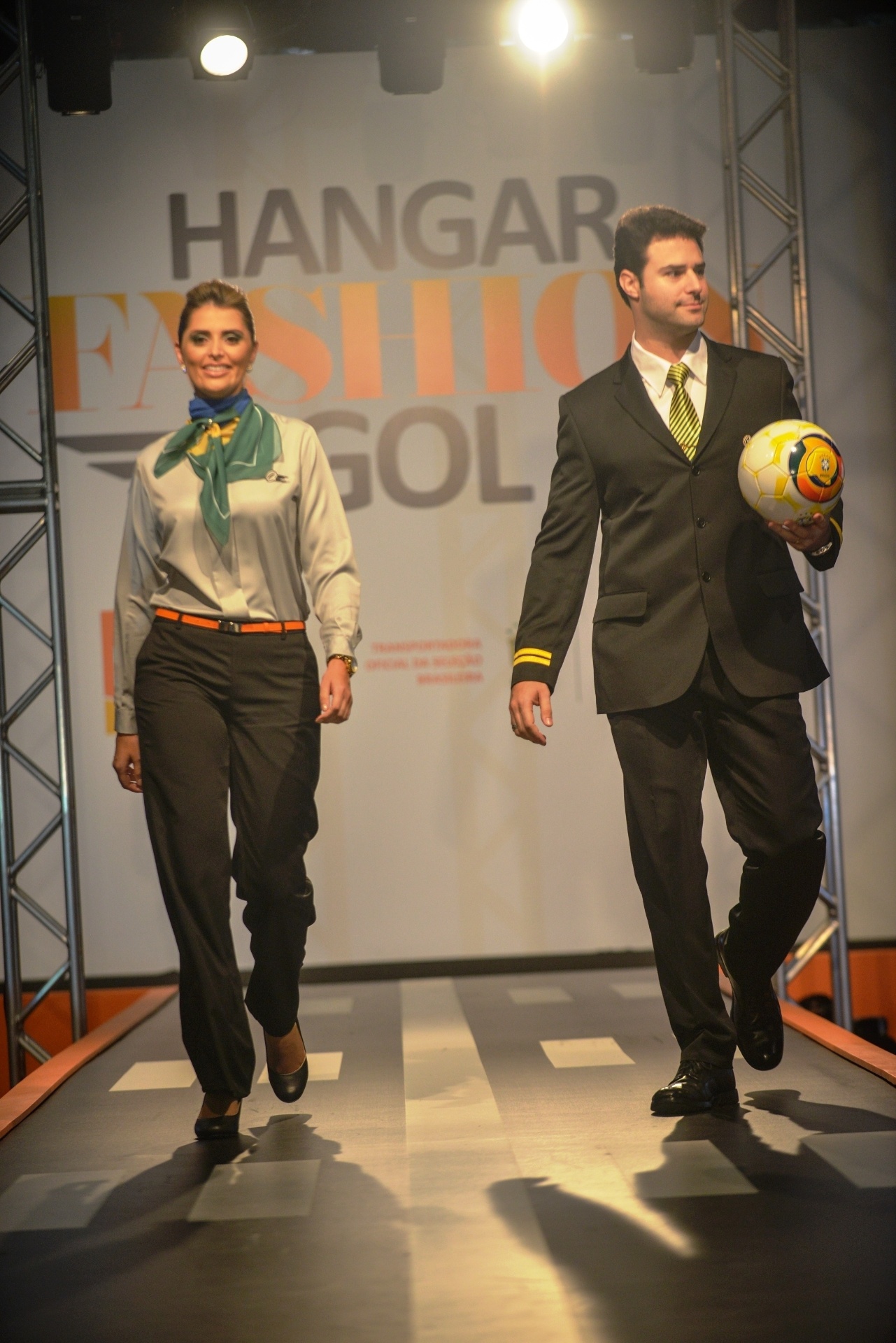 A companhia aérea Gol lançou uma linha de uniformes desenvolvidos por uma estilista em conjunto com funcionários de diferentes áreas da companhia. Na foto, a comissária e o copiloto usam lenço e gravatas verde-amarelas em alusão à Copa do Mundo. (veja fotos de mais modelos acima) - Divulgação