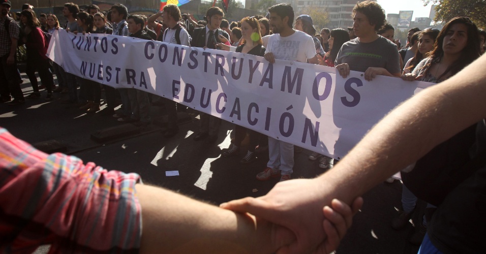 08.mai.2014 - Estudantes protestam pelas ruas de Santiago, Chile, por uma educação gratuita e de qualidade