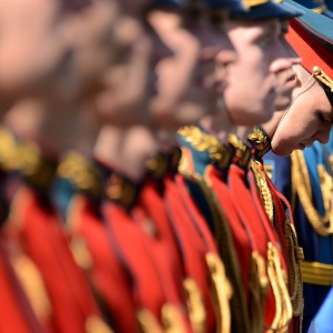 8.mai.2014 - Guardas de honra tomam posição em cerimônia, em frente a túmulo de soldado do lado de fora do Kremlin, em Moscou, na Rússia - Kirill Kudryavtsev/AFP