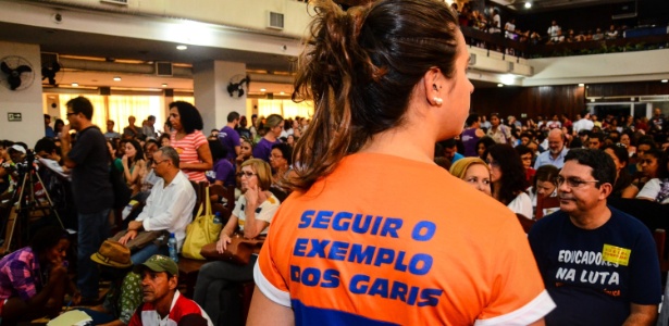Mulher usa camisa em alusão à greve dos garis em assembleia dos profissionais da educação do Rio - Marcelo Fonseca/Parceiro/Agência O Globo
