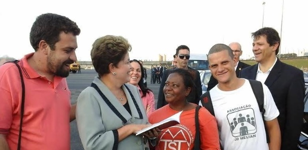 A presidente Dilma Rousseff e o prefeito de São Paulo, Fernando Haddad (à dir.) se encontram com lideranças do MTST - Reprodução/Facebook/MSTS