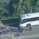 8.mai.2014 - Grupo de rodoviários tenta impedir viagem de ônibus na Linha Amarela, via expressa do Rio de Janeiro. Motoristas e cobradores realizam uma paralisação nesta quinta-feira (8) reivindicando reajuste salarial e melhores condições de trabalho - Reprodução/TV Globo