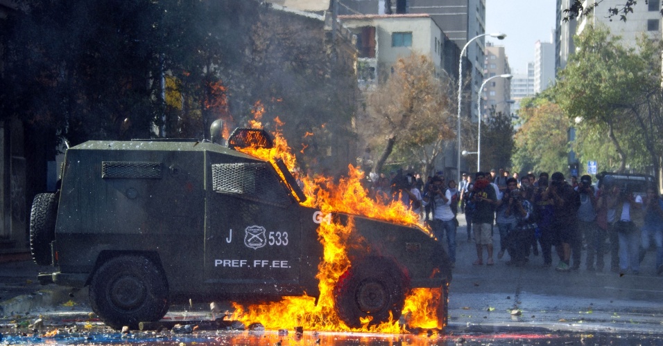 08.mai.2014 - Estudantes protestam pelas ruas de Santiago, Chile, por uma educação gratuita e de qualidade