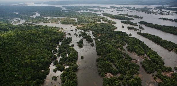 Vista aérea dos pedrais da Volta Grande do Xingu, trecho do rio que sera impactado pela construção da hidrelétrica de Belo Monte - Lalo de Almeida/ Folhapress