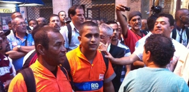 Para Célio Viana (à esq.) e Bruno Lima, líderes da greve dos garis, a classe trabalhadora precisa se unir - Gustavo Maia/UOL