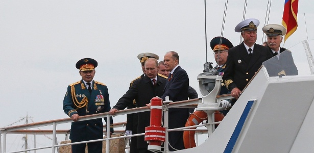 O presidente da Rússia, Vladimir Putin, inspeciona navio da Marinha em Sebastopol, na Crimeia, antes de discurso pelo Dia da Vitória - Maxim Shemetov/Reuters