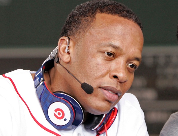 Rapper Dr.Dre, um dos proprietários da Beats, posa com fone de sua marca durante evento em 2010 - Adam Hunger/Reuters