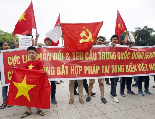 Vietnamitas protestam contra a presença de tropas chinesas em território do mar do Sul da China, contestado por China e Vietnã, durante manifestação em frente à embaixada chinesa em Hanói - 11.mai.2014 - Luong Thai Linh/Efe