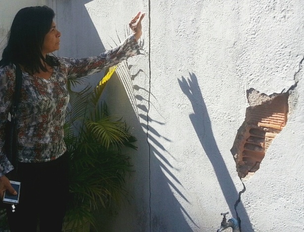 Doris mostrou ao UOL as rachaduras formadas em decorrência do afundamento na rua Barão da Torre - Hanrrikson de Andrade/UOL