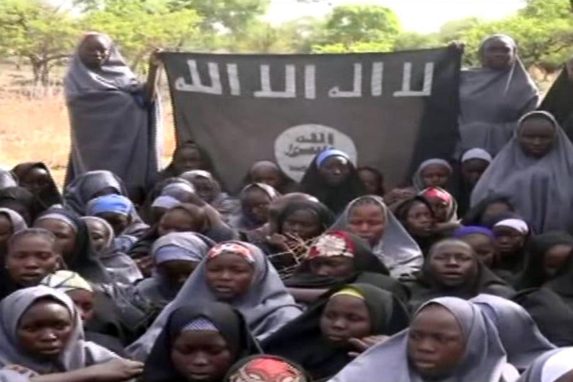 12.mai.2014 - Em vídeo divulgado pelo grupo radical Boko Haram, que sequestrou mais de 200 jovens na Nigéria, as meninas feitas reféns vestem hijabs (trajes tradicionais islâmicos) enquanto conversam em local desconhecido. Segundo um porta voz do grupo, elas se converteram ao Islã e só serão libertadas se o governo trocá-las por militantes presos - AFP