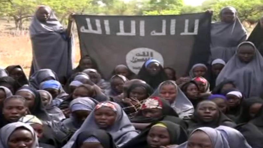 12.mai.2014 - Em vídeo divulgado pelo grupo radical Boko Haram, as meninas feitas reféns vestem hijabs