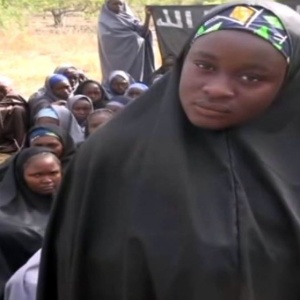 12.mai.2014 - Em vídeo divulgado pelo grupo radical Boko Haram, que sequestrou mais de 200 jovens na Nigéria, as meninas feitas reféns vestem hijabs (trajes tradicionais islâmicos)  - AFP