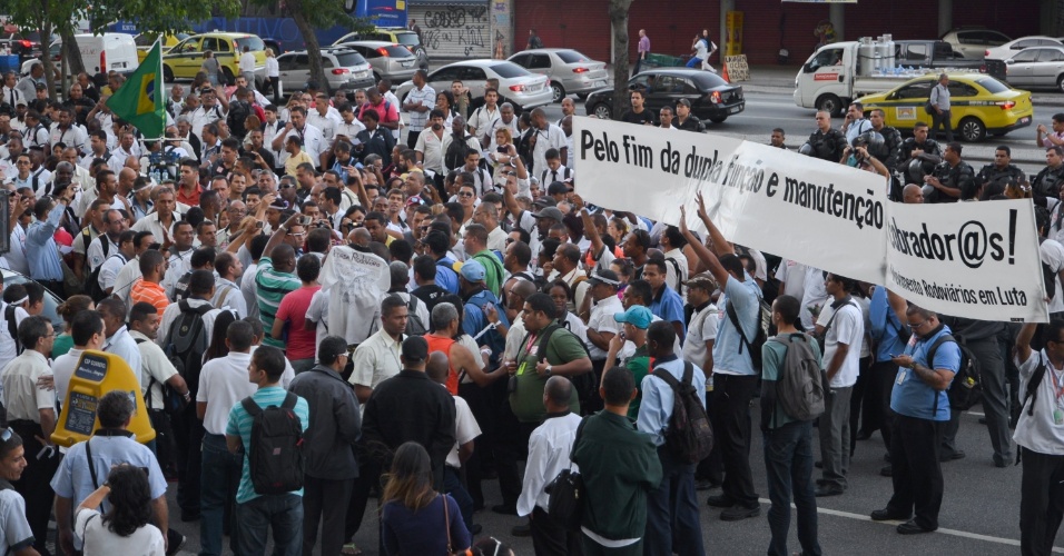 12.mai.2014 - Rodoviários se reúnem na Cinelândia, no Rio de Janeiro em protesto contra acordo coletivo assinado pelos sindicatos patronal e sindical