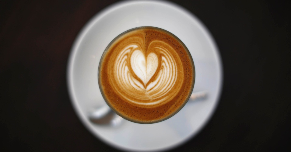 12.mai.2014 - Xícara de café com leite é retratada em café em Sydney, na Austrália