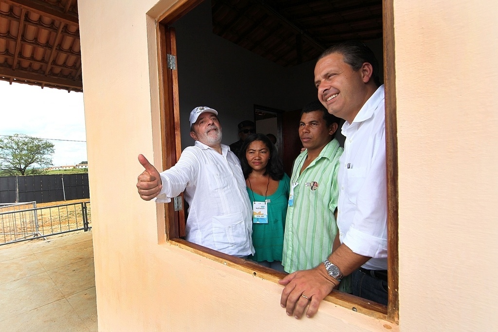 14.dez.2010 - O então presidente da República, Luiz Inácio Lula da Silva, acompanhado do então governador de Pernambuco, Eduardo Campos, visita moradores de vilas produtivas rurais do Programa de Reassentamento de Populações do Projeto São Francisco, na cidade de Salgueiro (PE) - Ricardo Stuckert/PR/Divulgação