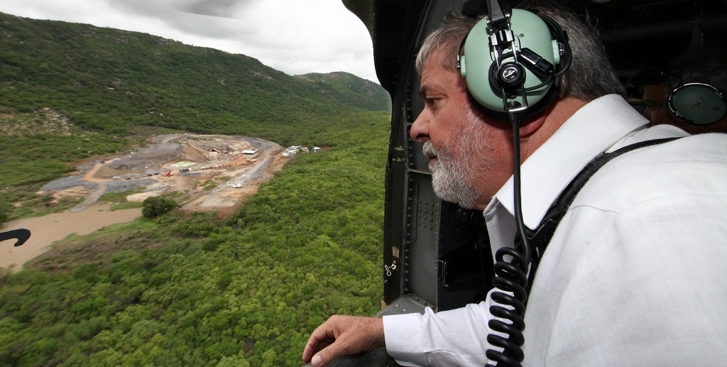 14.dez.2010 - O então presidente da República, Luiz Inácio Lula da Silva, sobrevoa as obras do Projeto São Francisco, na Paraíba - Ricardo Stuckert/PR/Divulgação