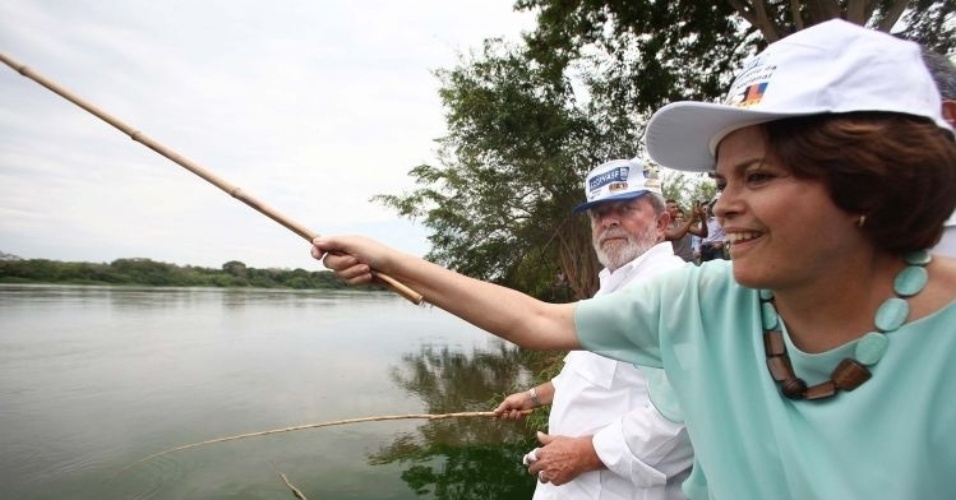 14.out.2009 - A então ministra da Casa Civil, Dilma Rousseff, e o então presidente da República, Luiz Inácio Lula da Silva, tenta pescar durante visita às obras de transposição às margens do rio São Francisco, na altura de Minas Gerais - Ricardo Stuckert/Presidência da República/Divulgação