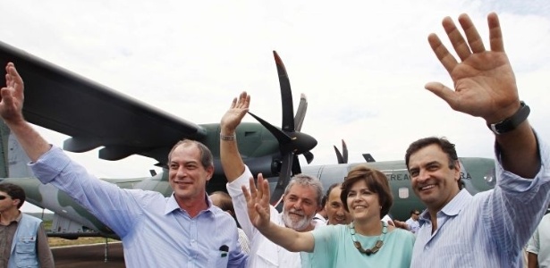 Em foto de 2009, o então presidente Luiz Inácio Lula da Silva posa ladeado pela então ministra da Casa Civil, Dilma Rousseff, do ex-ministro Ciro Gomes (PSB-CE) (à esq.) e do então governador de Minas Gerais, Aécio Neves (PSDB). Hoje, Dilma e Aécio são adversários na corrida presidencial - Ricardo Stuckert - 14.out.2009/Presidência da República