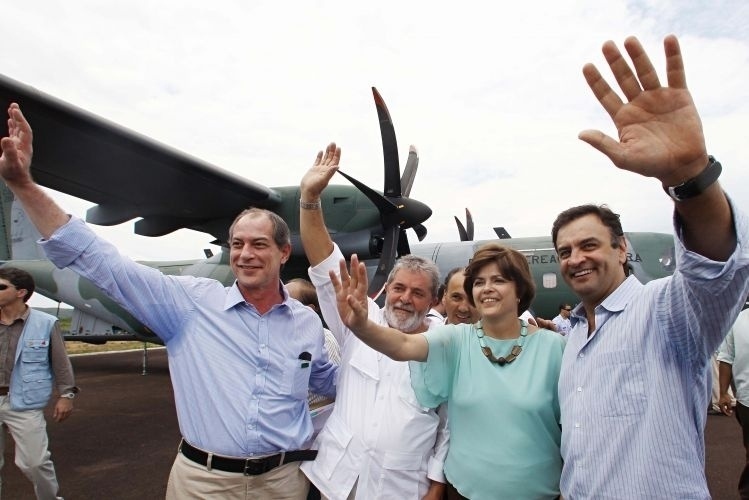 14.out.2009 - O então presidente, Luiz Inácio Lula da Silva, posa ladeado pela então ministra da Casa Civil do governo, Dilma Rousseff, do ex-ministro Ciro Gomes (PSB-CE) (à esquerda) e do governador de Minas Gerais à época, Aécio Neves (PSDB), durante visita às obras de transposição do rio São Francisco no Estado - Ricardo Stuckert/Presidência da República/Divulgação