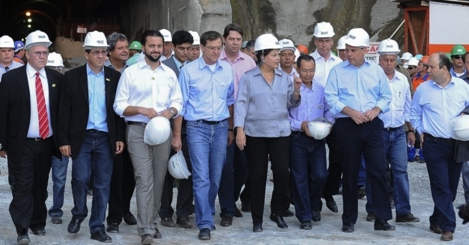 15.mar.2012 - A presidente Dilma Rousseff e membros do governo visitam canteiro da transposição do rio São Francisco, em março de 2012 - Wilson Dias/ABr/Divulgação