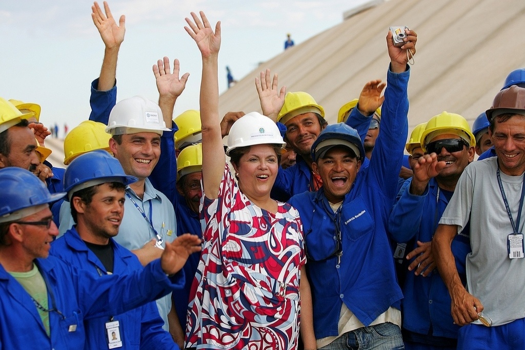 8.fev.2012 - A presidente Dilma Rousseff posa com operários durante visita à obra de concretagem do canal Muriti, no Ceará, que integra o projeto de transposição do rio São Francisco - Rodrigo Carvalho / Agência Diário/Divulgação