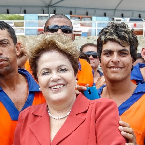 A presidente Dilma Rousseff posa para foto com trabalhadores do Projeto de Integração do Rio São Francisco, em São José de Piranhas (PB) - Roberto Stuckert Filho/PR