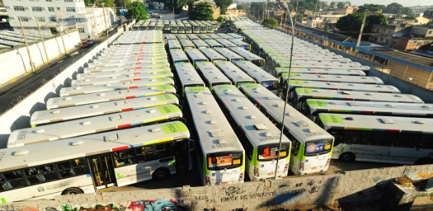 Veículos parados na garagem da empresa Nossa Senhora de Lourdes, na Penha, zona norte da cidade - Fabio Teixeira/Folhapress