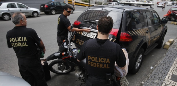 Policiais federais deflagraram uma operação nesta terça-feira (13), em Salvador e mais 25 municípios baianos, além de Aracaju e Brasília. Veja mais imagens do dia - Edilson Lima/Agência A Tarde