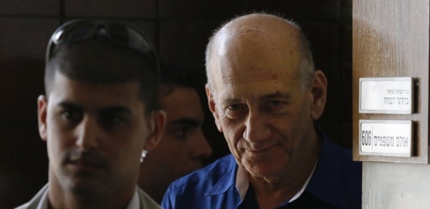 O ex-primeiro-ministro israelense Ehud Olmert no Tribunal Distrital de Tel Aviv