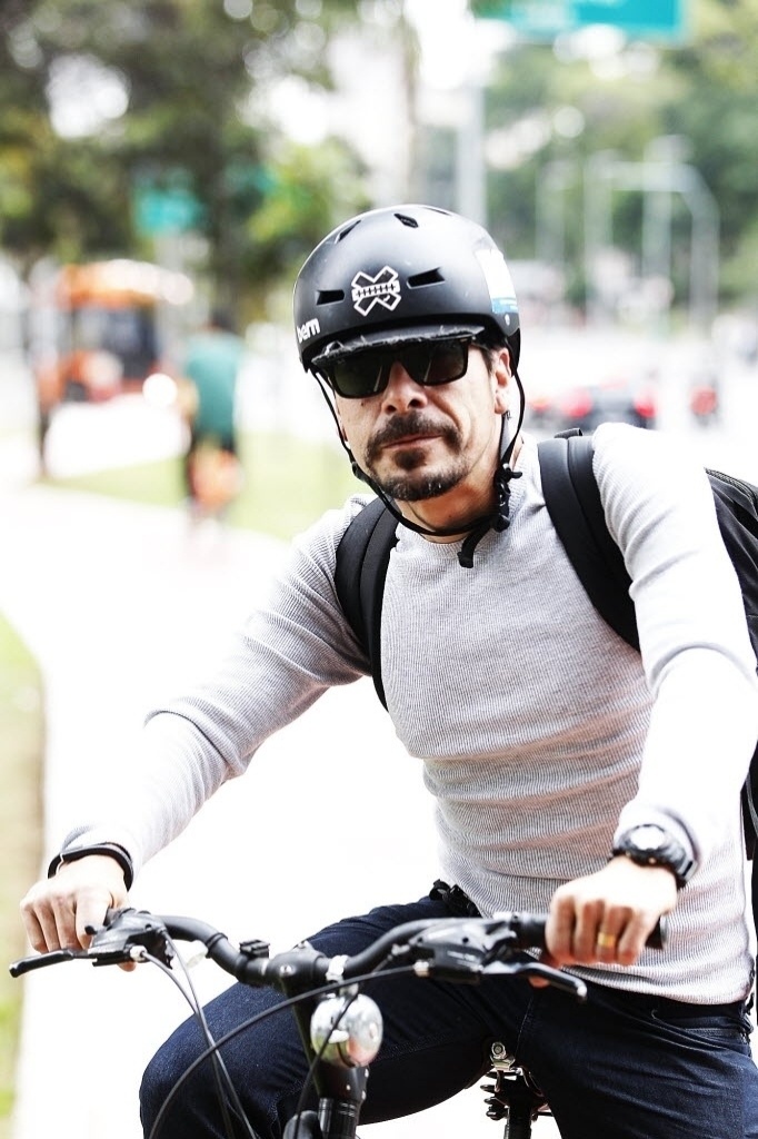 14.mai.2014 - Há quase dez anos o publicitário Paulo Rios, 43, passou a ir de bicicleta ao trabalho. Motivo: estresse no trânsito. "Comecei a brigar no trânsito. Brigava até com a minha mulher, deixando ela nervosa, ameaçando a família inteira. Aí optei [pela bicicleta]". Usa eventualmente o carro da família nos fins de semana para fazer compras grandes ou quando vai viajar. Mas o trânsito de São Paulo ainda irrita o publicitário. Quando não pedala, prefere caminhar a dirigir - Reinaldo Canato/UOL