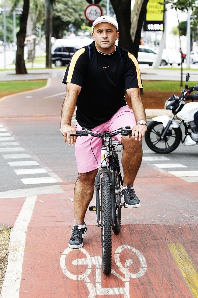 14.mai.2014 - O vigia Edson Pereira da Silva, 37, não tem carro e anda de bicicleta há 12 anos. Pedala todos os dias para ir ao trabalho e até para levar o filho de 8 anos à escola. Prefere a bicicleta ao transporte público. "A condução demora muito. Aqui [na bicicleta] é bem mais compensador" - Reinaldo Canato/UOL