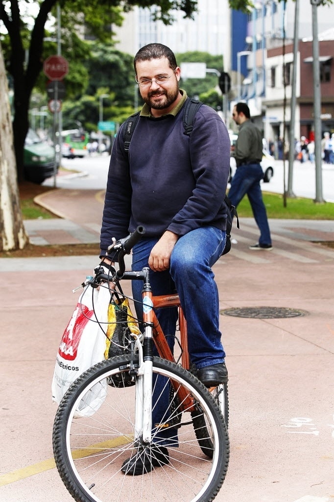 14.mai.2014 - O paisagista Jorge Fix tem duas bicicletas. Usa a mais simples três vezes por semana. Sempre para trabalhar. E faz isso há dois anos. Ele chega de picape à região dos Jardins, na zona oeste de São Paulo, tira a bicicleta do bagageiro e sai pedalando para visitar clientes nos arredores. "Começaram a tirar vagas para estacionar carro e aí comecei a usar a bicicleta. Ou você paga o estacionamento, que é caríssimo, ou você vai de bicicleta" - Reinaldo Canato/UOL