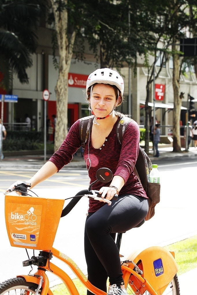 14.mai.2014 - A estudante Bárbara Coelho pedala desde o começo do ano. Tem uma bicicleta, mas também aluga com frequência. Resolve pedalar quando não quer usar o transporte público. Usa bicicleta para trabalhar e para passear - Reinaldo Canato/UOL