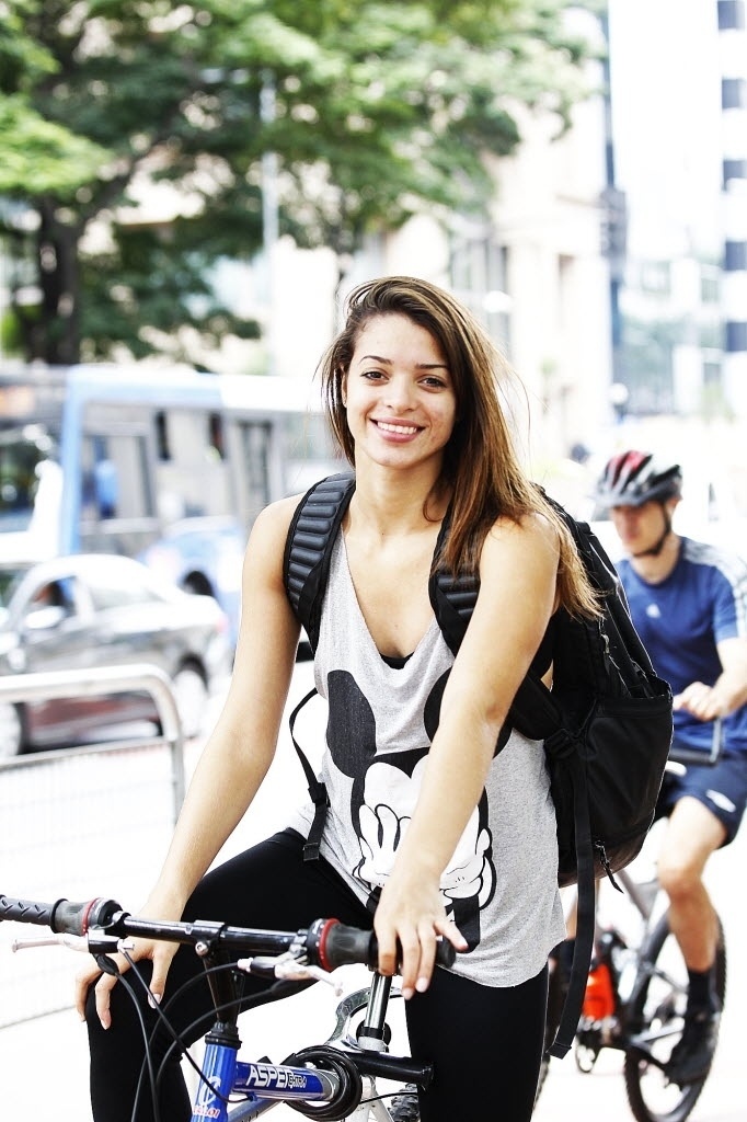 14.mai.2014 - Esther Curi Melo, 19, mora na Vila Madalena e pratica atletismo no Esporte Clube Pinheiros, tudo na zona oeste de São Paulo. No começo do ano, depois de muitos anos sem pedalar, comprou uma bicicleta e deixou de andar de ônibus. "É muito trânsito, ficava agoniada. Faço esse trajeto [de bicicleta] todos os dias para eu ir treinar mais rápido" - Reinaldo Canato/UOL