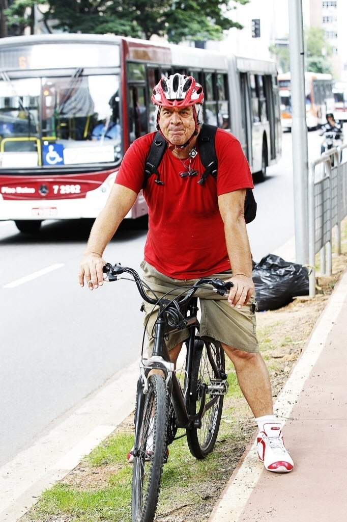 14.mai.2014 - O engenheiro aposentado Omar Marrach, 63, pedala desde 2004. "Não dá para andar de carro em São Paulo. O trânsito está muito ruim. Você perde muito tempo, você se estressa. Então, a bicicleta é a saída". Ele usa a bicicleta para passear e se deslocar até lugares onde pratica natação, como o Sesc Pinheiros, na zona oeste. Diz que é perigoso pedalar onde não há estrutura para bicicletas e reivindica a implantação de mais ciclovias na cidade - Reinaldo Canato/UOL
