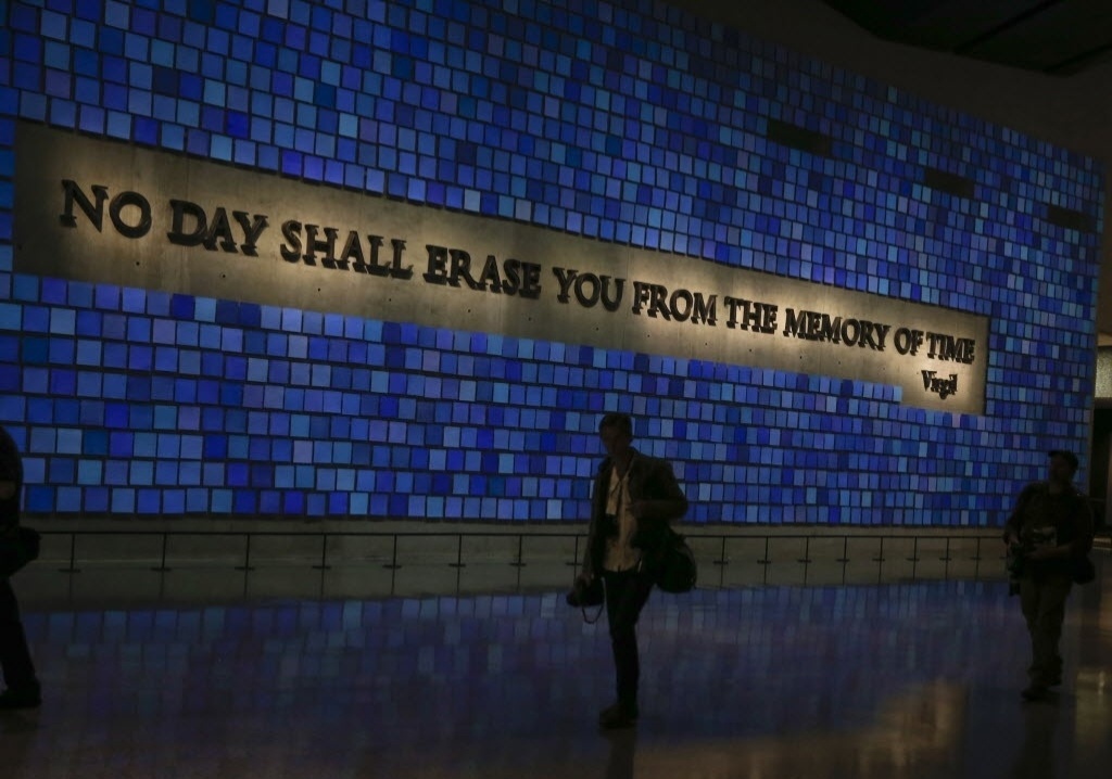 14.mai.2014 - A frase "Nenhum dia deve apagar você da memória do tempo", de Virgílio, é ladeada por 2.983 painéis azuis representando cada uma das vítimas do 11 de Setembro, no National September 11 Memorial Museum. O museu em memória ao atentado será aberto em Nova York (EUA) nesta quinta-feira (15) apenas para parentes das vítimas. A partir de 21 de maio, o público em geral poderá conhecer o acervo, que contém vários objetos relacionados ao atentado terrorista de 2001 - Shannon Stapleton/Reuters