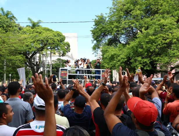 Policiais militares e bombeiros de Pernambuco se concentraram na frente da sede do governo do Estado, no centro do Recife - Sergio Bernardo/JC Imagem/Agência O Globo