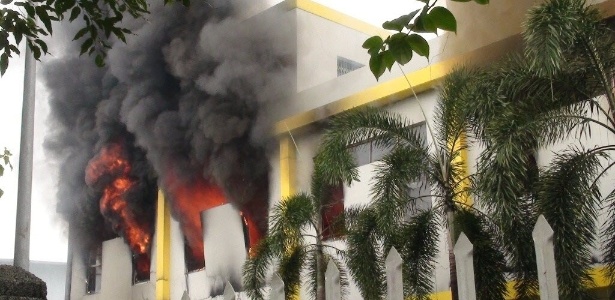 Trabalhadores vietnamitas queimaram várias fábricas em Binh Duong, Vietnã, durante um protesto
