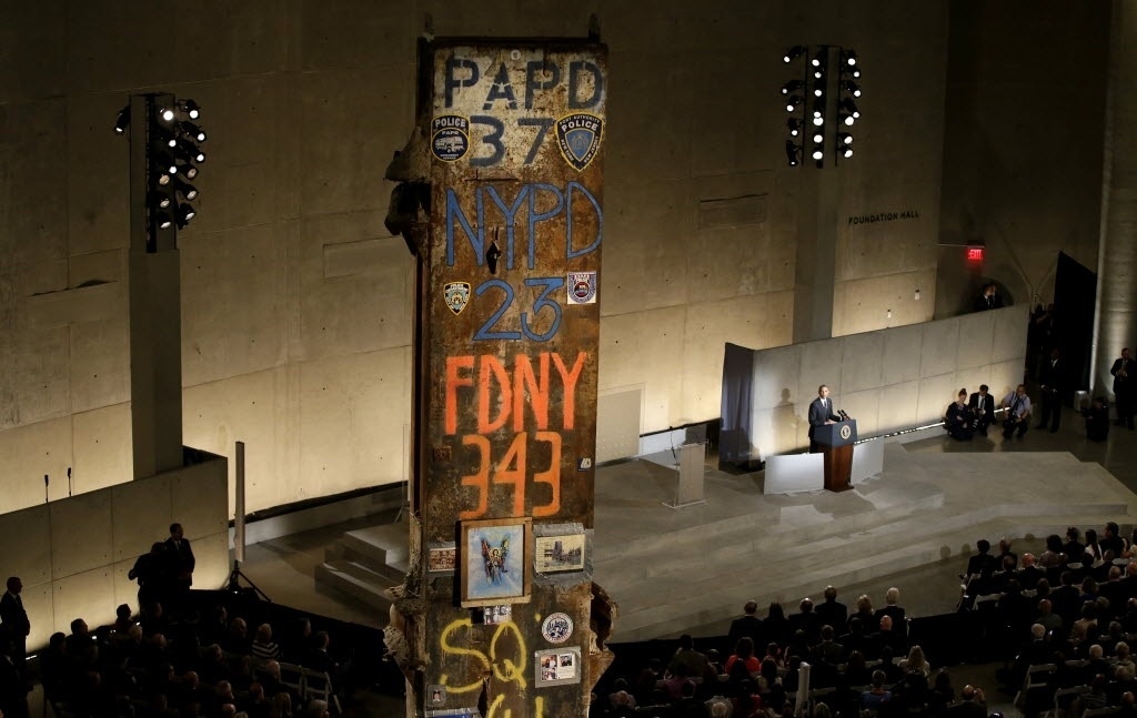 15.mai.2014 - A última coluna recuperada no local onde ficavam os edifícios do World Trade Center é a peça central do Memorial Nacional do 11 de Setembro, inaugurado nesta quinta-feira (15), em Nova York. A inauguração oficial ao público será somente no dia 21 de maio. Até lá o museu estará aberto, 24 horas por dia, apenas para sobreviventes, familiares das vítimas, integrantes das equipes de resgate e moradores da região no sul de Manhattan - John Angelillo/AFP