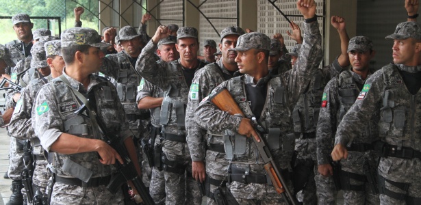 Mais homens da tropa federal chegam ao Recife - Guga Matos/JC Imagem/Estadão Conteúdo