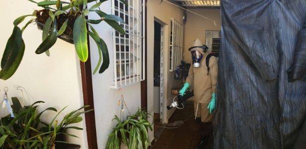 Funcionário da Prefeitura de Campinas faz nebulização contra o mosquito da dengue - Carlos Bassan/Prefeitura de Campinas