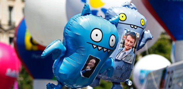 15.mai.2014 - Trabalhadores do setor público seguram balões com fotos do presidente da França, François Hollande (à esq.), e do premiê, Manuel Valls, durante protesto contra as medidas de austeridade econômica - Charles Platiau/Reuters