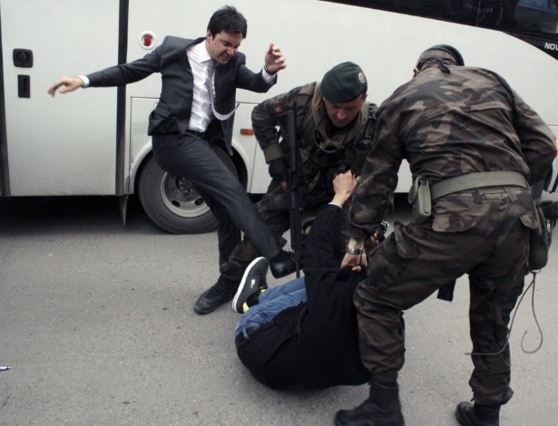 Yusuf Yerkel, conselheiro do primeiro-ministro da Turquia, Recep Tayyip Erdogan, chuta manifestante em Soma - Depo Photos/AFP