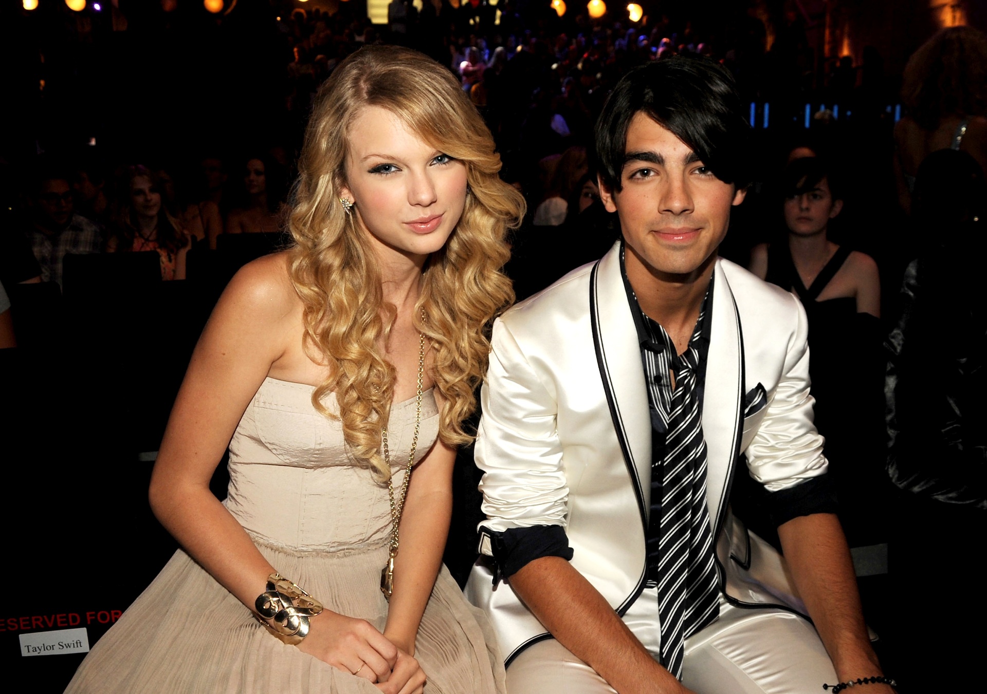 Em 2008, a cantora Taylor Swift revelou no programa da apresentadora Ellen DeGeneres que Joe Jonas, do Jonas Brothers, terminou o namoro com ela em uma ligação de 27 segundos no celular. ?Eu nem vou lembrar no futuro do garoto que terminou comigo por telefone em 27 segundo quanto eu tinha 18 anos?, disse Taylor na entrevista - Reprodução/Vulture